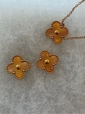Van Cleef style Gold Four-Leaf Clover Pendant Necklace and Stud Earring Set